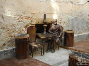 Памятник изобретателям керосина. Нижняя часть памятника