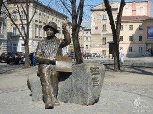 Памятник львовскому художнику-примитивисту Никифору Дровняку на Музейной площади (Львов и область)