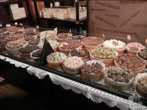 Конфеты ручной работы во Львовской мастерской шоколада на Сербской,3