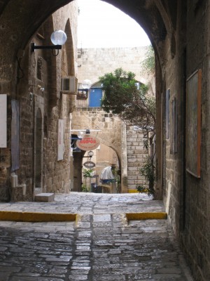 Старый дворик Яффо и мощеный вход в арку (Израиль)