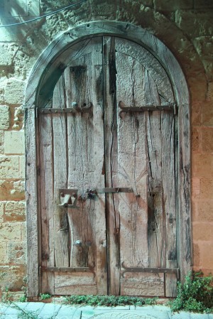 Старая дверь - такое можно увидеть лишь в Яффо (Израиль)