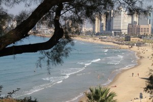 Пляж в новых кварталах Тель-Авива (Израиль)