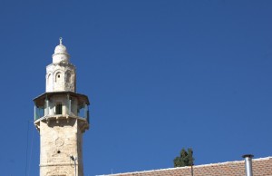 Минарет арабской мечети на фоне синего неба Иерусалима (Израиль)