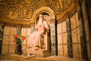 Скульптура восседающего на троне библейского патриарха (Израиль)