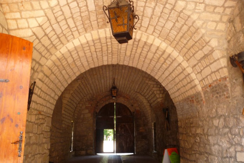 Фото достопримечательностей Тернополя и Тернопольской области: Вход в один из казематов Збаражского замка
