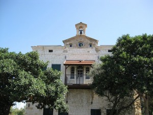 В этом здании находится музей истории в Хайфе (Израиль)