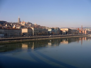 Дунай и величественные здания в стиле ренессанс на берегу (Будапешт)