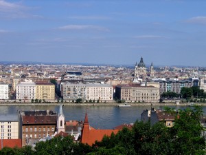 Вид на Пешт со стороны Буды. Вдали виднеется Базилика Святого Иштвана (Будапешт)