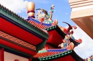 Яркие драгоны - символ древней культуры тайцев (Тайланд)