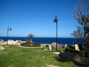 Зеленые лужайки можно увидеть на территории каждого отеля Районга (Тайланд)