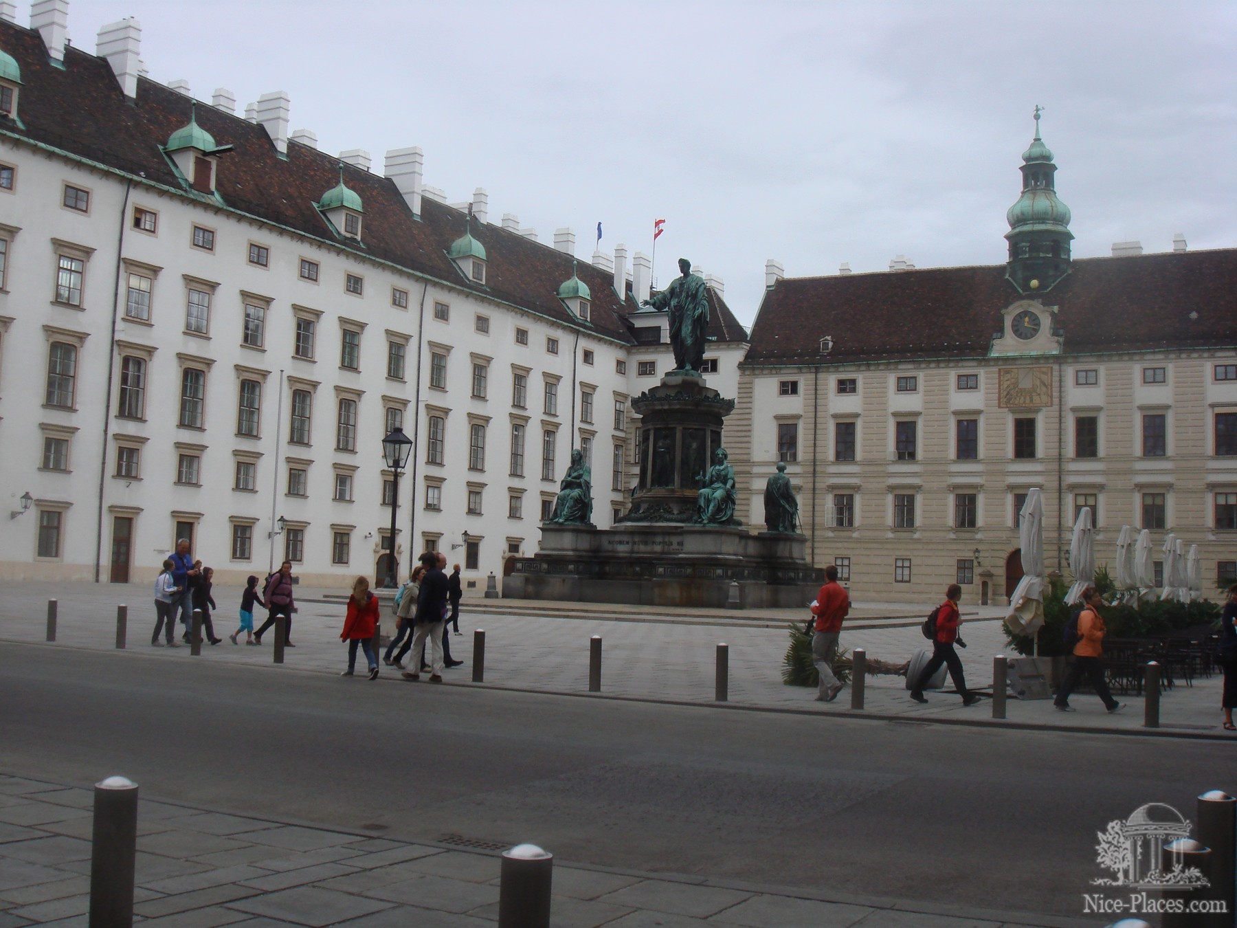 Фото достопримечательностей Вены: Площадь перед дворцом Ховбург