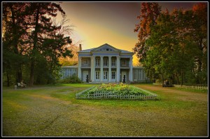 Летний домик графа Орлова. Ныне библиотека