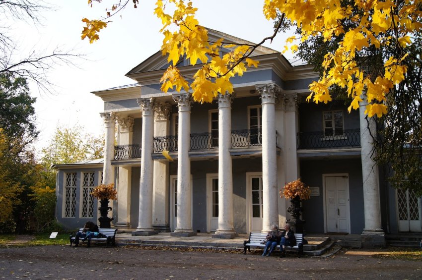 Летний домик графа Орлова, одно из самых старых строений в Нескучном, 1796 г. Фото достопримечательностей Москвы и Подмосковья: Летний домик графа Орлова, одно из самых старых строений в Нескучном, 1796 г.