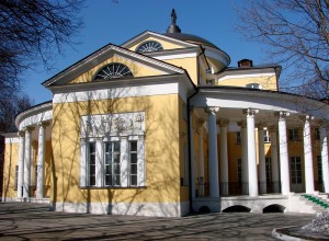 Дворец в Люблино уникален по своей архитектуре: одновременное сочетание круга и креста, соединённых колоннадами