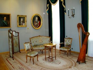 Уголок малой гостиной с мебелью и арфой