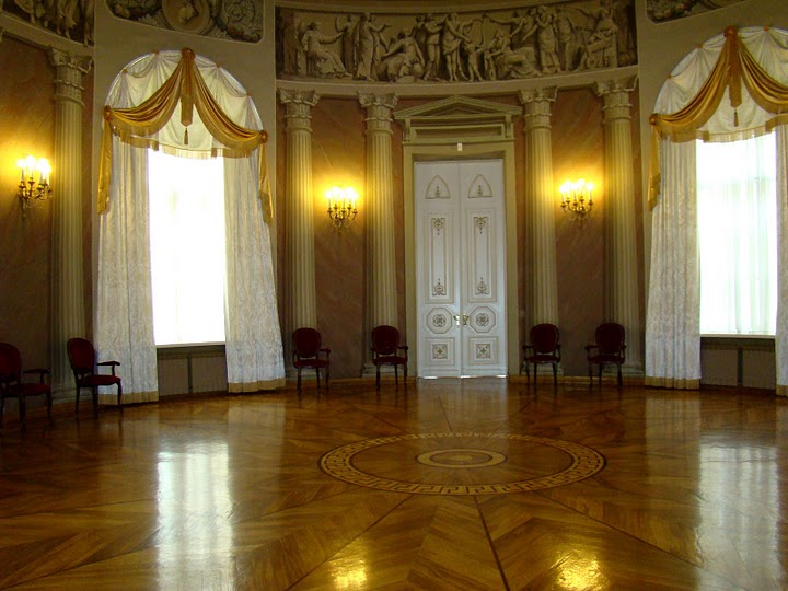 Фото достопримечательностей Москвы и Подмосковья: Первый этаж дворца. Круглый зал