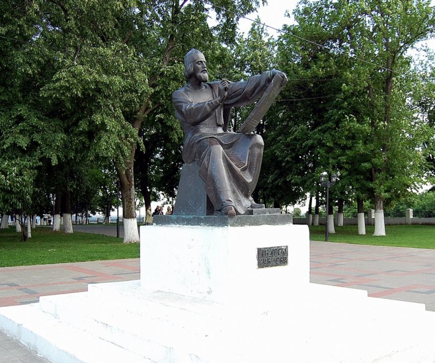 Фото достопримечательностей Золотого Кольца России: Памятник Андрею Рублеву во Владимире