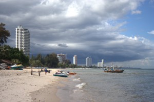 Лодки у пляжа тайского курорта Ча-Ам (Тайланд)