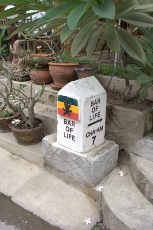 Указатель, ведущий к бару (Тайланд)