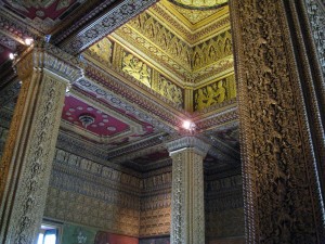 Интерьеры внутри тайской пагоды (Тайланд)
