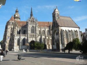 Часовня Св. Михаила и на заднем плане собор Св. Елизаветы