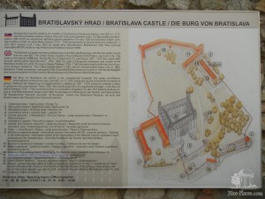 План-схема Братиславского града. Табло у входа в град (Словакия)