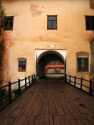 Деревянные подмостки внутри Мукачевского замка (Карпаты и Закарпатье)