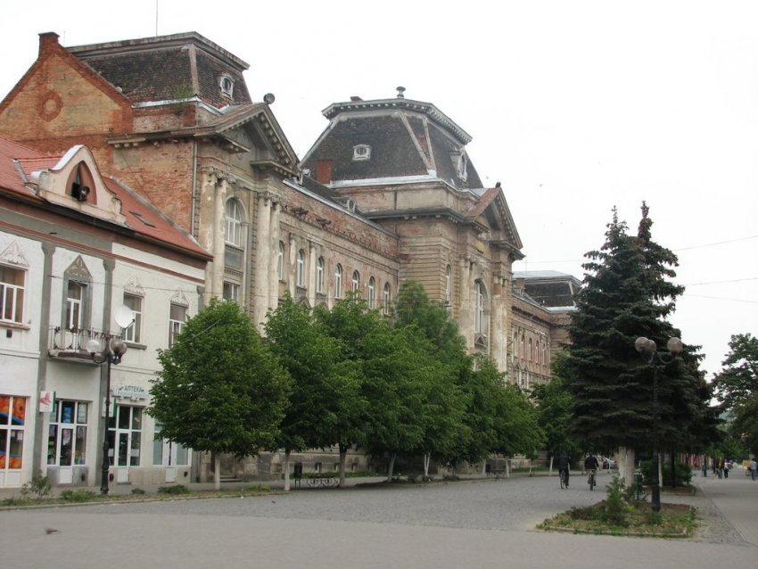 Фото достопримечательностей Карпат и Закарпатья: Берегово. Дворец Правосудия