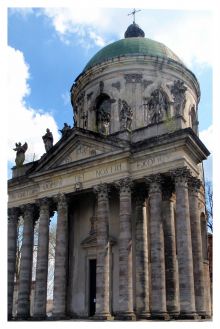 Костел, составная часть архитектурного ансамбля Подгорецкого замка. Возведен в 1788 году. Высота 30 м, а диаметр ротонды 12 м. Фото Надежды Ятченко