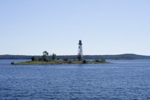 Маяк в Онежском озере, освещающий путь к загадочному острову Кижи (Карелия)