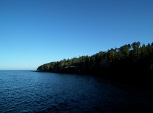 Берег острова Кижи, словно спускающийся в темные воды Онежского озера (Карелия)