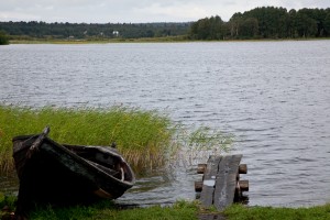 Мини-причал и рыбацкая лодка (Карелия)