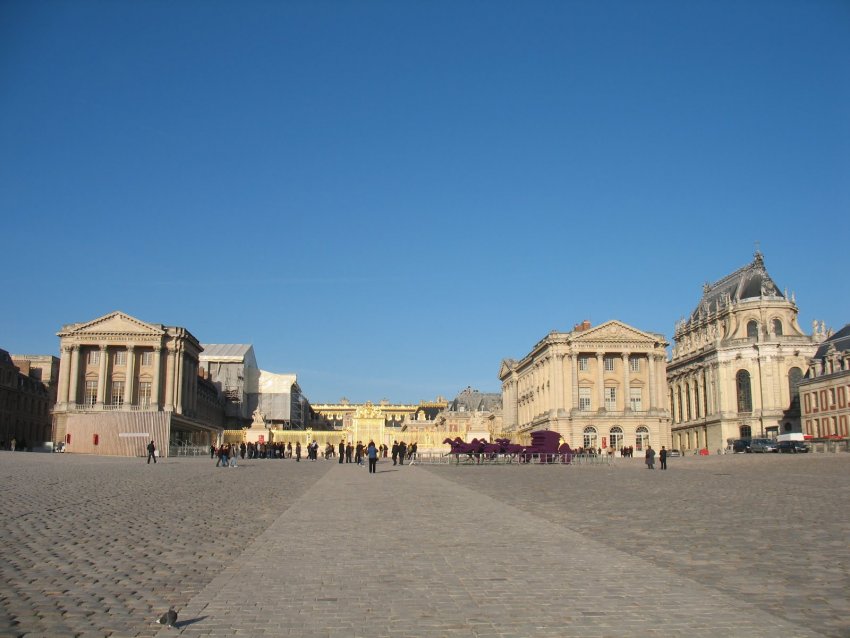 Фото достопримечательностей Франции: Бывшая папская резиденция &mdash; копия римской архитектуры