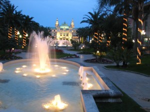 Современный вид Авиньона в огнях иллюминации