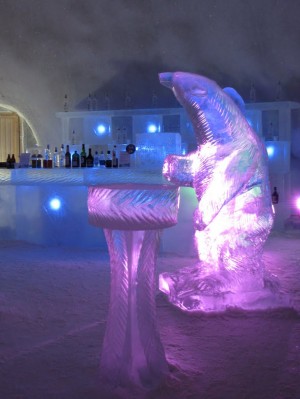 Ледяные скульптуры в Санта-парке в Рованиеми (Страны Скандинавии)