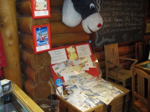 Полная коробка писем для Санты и судя по всему не одна (Страны Скандинавии)