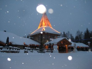 Засыпанная снегом резиденция Санта Клауса в Финском городе Рованиеми (Страны Скандинавии)