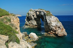 Скала-арка у побережья Майорки (Остров Майорка)
