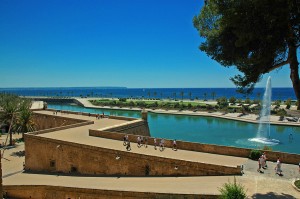 Пальма де Майоркаю Фонтан возле Кафедрального собора (Остров Майорка)