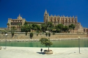 Вид на дворец Альмудайна и Кафедральный собор на Палме де Майорка