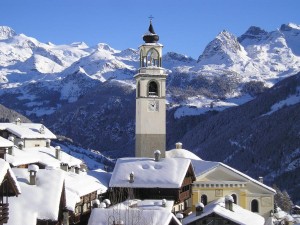 Вид на городок Аяс (Ayas) регион Валле Д'Аоста