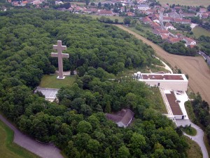 Вид на городок Коломбье-лез-Дье-Эглиз и его знаменитый Крест Лотарингии