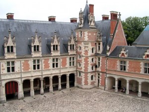 Внутренний двор замка Шато-де-Блуа (château de Blois) (Франция)