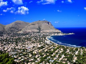 Вид на Палермо и пляж Монделло с высоты самолета