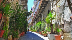 Сиракузы, живописная улочка (Италия)