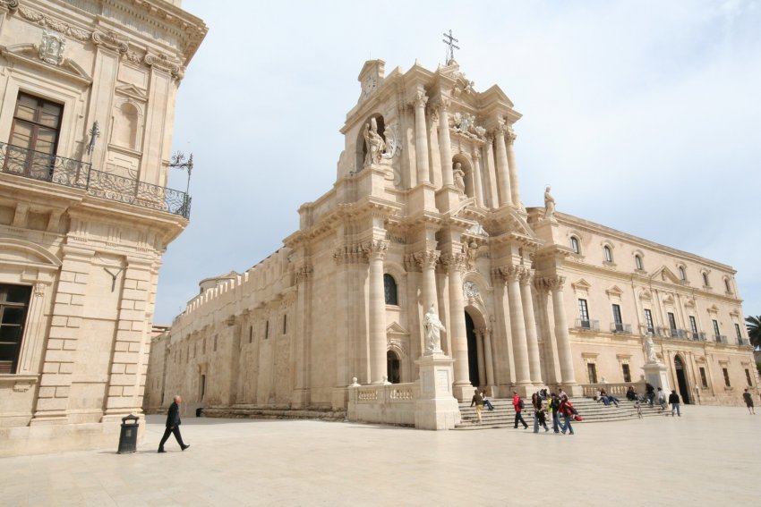 Фото достопримечательностей Италии: Кафедральный собор в Сиракузах