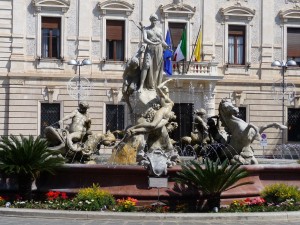 Фонтан на площади Архимеда в Сиракузах. Остров Ортиджия. (Италия)