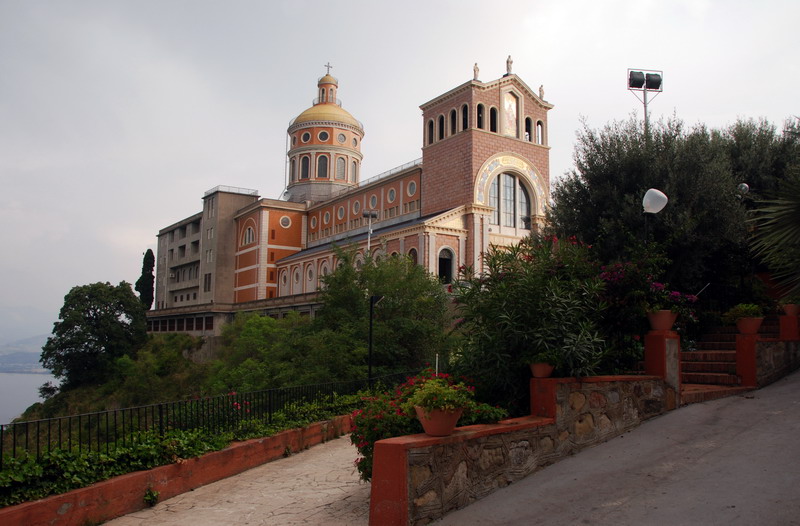 Фото достопримечательностей Италии: Храм Черной Мадонны в Тиндари