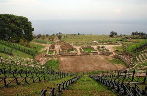 Остатки античного театра в Тиндари и вид на море (Италия)