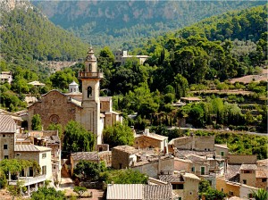 Городок Вальдемоса уютно расположился у подножия гор